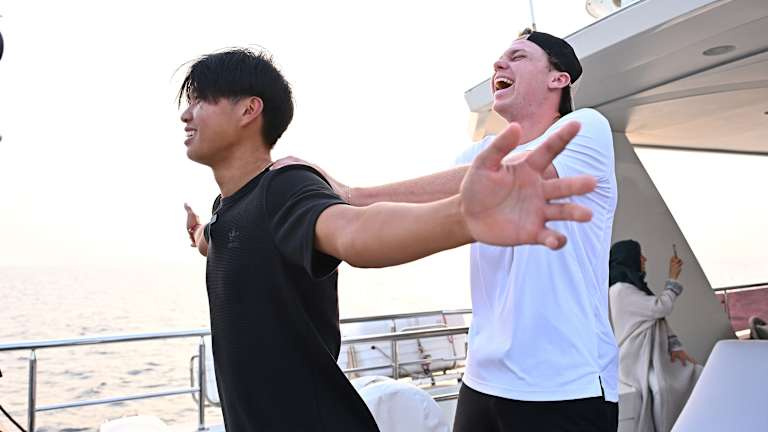 절친한 친구 Tien과 Michelsen이 타이타닉을 재현했습니다.'s famous "I'm flying!" scene during the Next Gen ATP Finals in Jeddah.