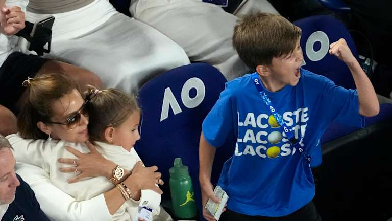 Nole teve muito apoio da multidão, inclusive de seus filhos.