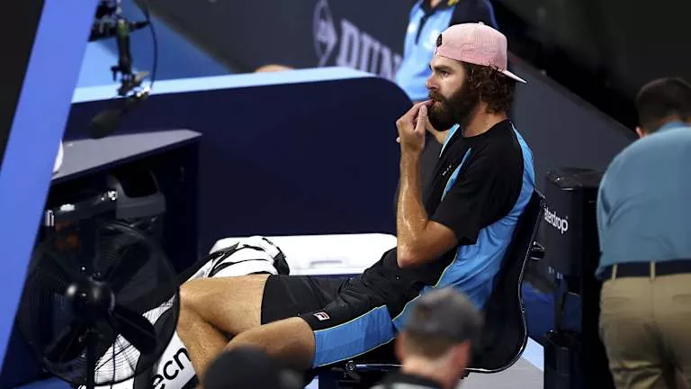 A semana de abertura desta temporada incluiu duas finais de simples em que um jogador parou de jogar - Naomi Osaka em Auckland, Nova Zelândia, e Reilly Opelka em Brisbane, Austrália - devido a uma lesão.
