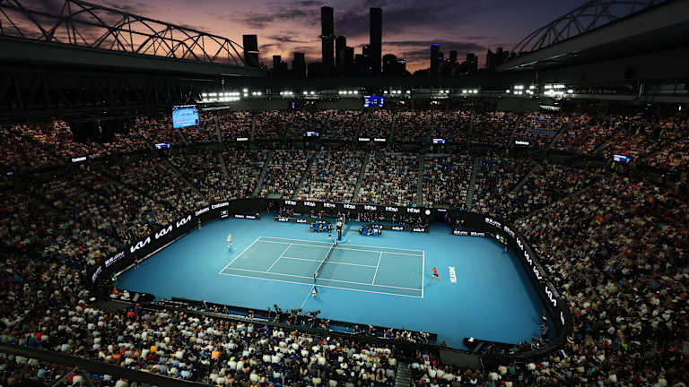 Rod Laver și Margaret Court Arenas sunt suficient de mari pentru a crea o atmosferă puternică, frenetică, dar nu atât de cavernă încât există un loc rău.