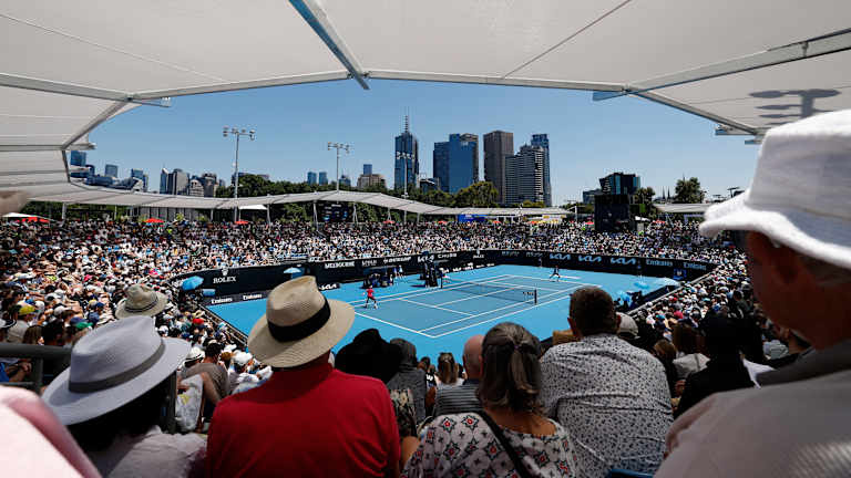 1573 Arena este scufundată în pământ și are o calitate de teatru în rundă, care amintește de vechiul tribunal „Bull Ring” de la Roland Garros.