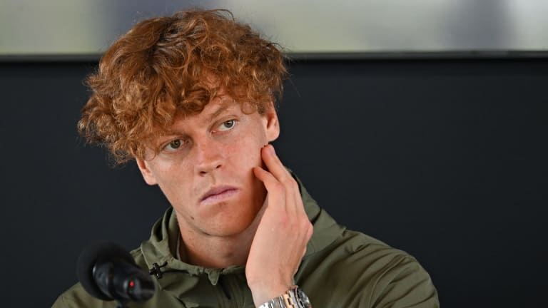 Aan de zijlijn in Rome, zegt Jannik Sinner"there is no rush" with injury return