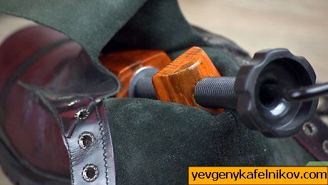 Imaginea intitulată Stretch Steel Toe Boots Step 17