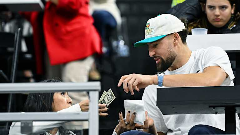 Klay Thompson a obligé les fans dans sa section à la recherche de photos et d