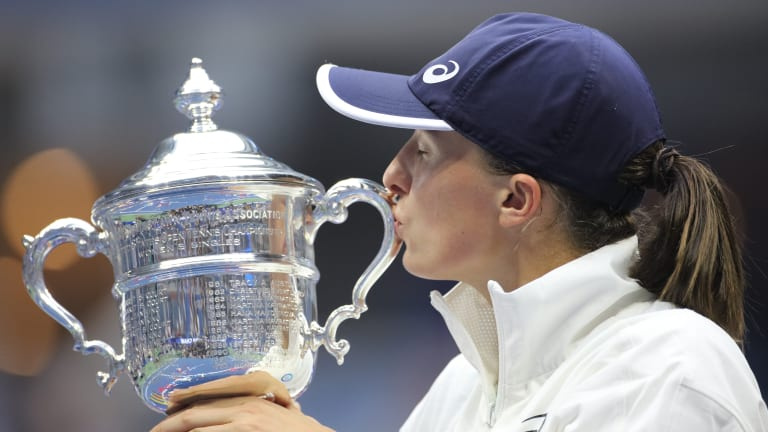 Swiatek derrotou Ons Jabeur para conquistar seu primeiro título de Grand Slam fora de Roland Garros no Aberto dos Estados Unidos de 2022.
