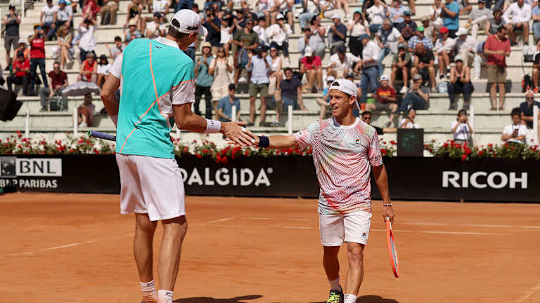 Schwartzman a ajuns, de asemenea, la cinci finale de duble ATP în cariera sa, inclusiv două la Masters 1000s - Madrid în 2019 cu Thiem și Roma în 2022 cu 6' 10" John Isner.