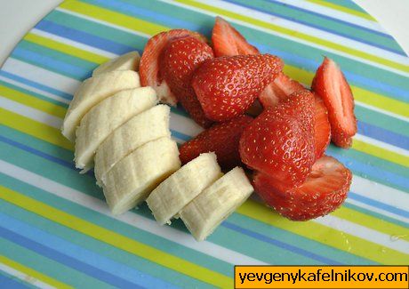 Wie man einen Erdbeer-Bananen-Milchshake macht