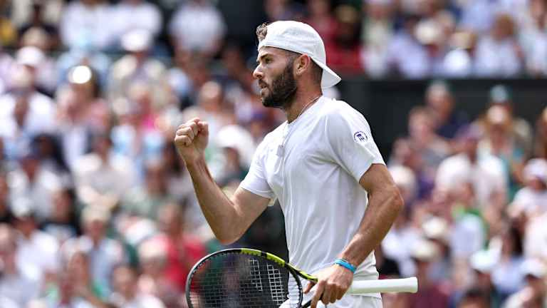 Jacob Fearnley sul Centre Court di Wimbledon, durante la sua partita contro Novak Djokovic.