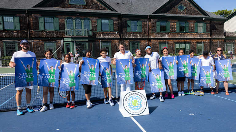 Este programa está diseñado para sumergir a jugadores jóvenes de 10 a 18 años en la rica historia del tenis, enfatizando la importancia de la perseverancia y compartiendo las historias inspiradoras de jugadores legendarios que triunfaron sobre la adversidad para alcanzar la grandeza.