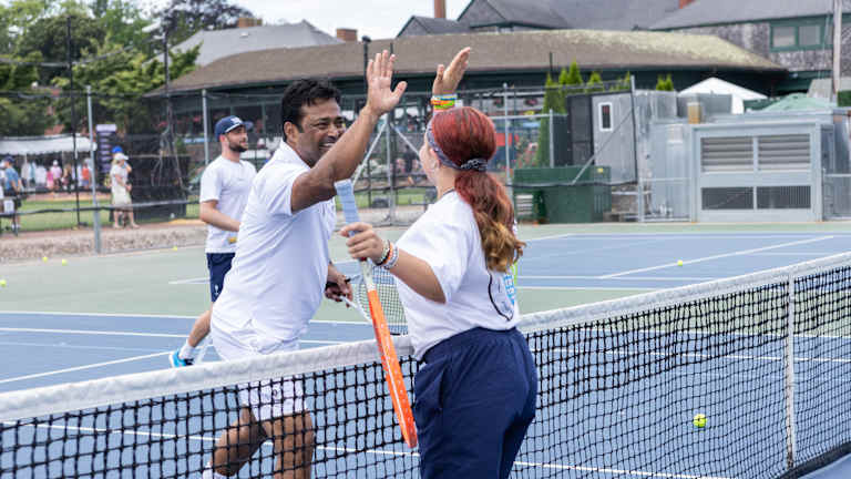 A través de estos inolvidables encuentros del Salón de la Fama, los participantes experimentarán las increíbles posibilidades que pueden surgir del trabajo duro, la dedicación y la pasión por el tenis y el deporte.