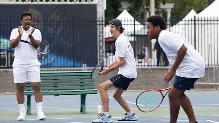 En cada visita al sitio de Be Legendary, los estudiantes-atletas de los programas locales de tenis juvenil: 1) Participarán en lecciones centradas en un miembro del Salón de la Fama para aprender qué los hace legendarios y cómo ejemplifican los valores del tenis dentro y fuera de la cancha.