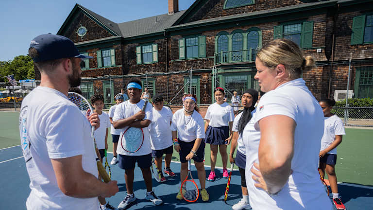 3) Visite su torneo de tenis profesional local para interactuar con las estrellas actuales de este deporte.