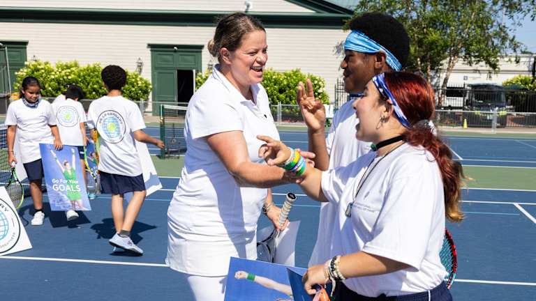 Be Legendary se puso a prueba en 2024 con la participación de Clijsters, Sánchez-Vicario, Andre Agassi, Chris Evert, Leander Paes, Martina Navratilova, Vijay Amritraj, Rick Draney, Tracy Austin, Gigi Fernandez y Stan Smith. Los estudiantes del programa piloto tuvieron la oportunidad de estudiar las inspiradoras historias de cada uno de estos miembros del Salón de la Fama y luego pasar tiempo con ellos en persona, a través de sesiones de preguntas y respuestas, conversaciones individuales y programación de tenis.
