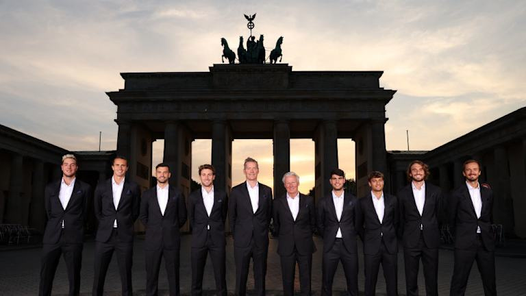 Carlos Alcaraz dołącza do Team Europe w Berlinie's Brandenburg Gate.