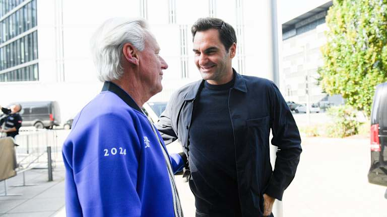 Federer com o capitão cessante da equipe Europa, Bjorn Borg, em Berlim.