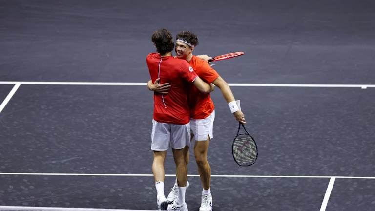 Shelton en Fritz vieren hun overwinning op Team Europe op de openingsdag in Berlijn 2024.