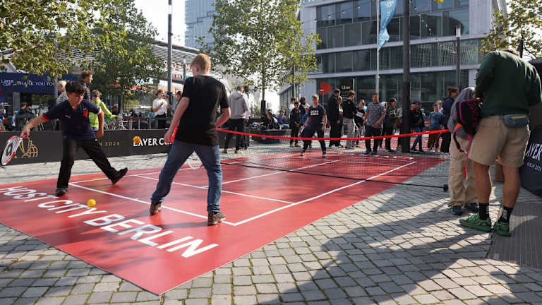 Mii de fani de tenis au vizitat Laver Cup Fan Zone din afara Uber Arena.