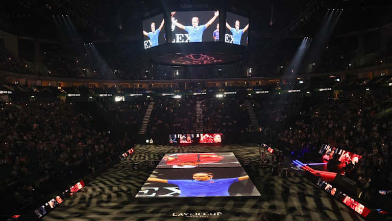 Un teatru imens: curtea centrală a Laver Cup 2024 din Berlin a fost adesea transformată într-un ecran de cinema.