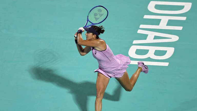 Alarm zvonění Belinda Bencic přeruší semifinále Abu Dhabi s Elenou Rybakinou