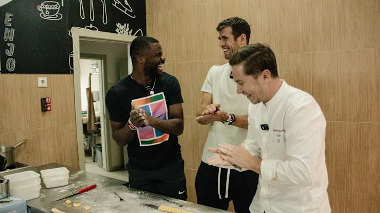 Disse Tiafoe sobre compartilhar a atividade culinária com Khachanov,"We’ve both been on the tour the same amount of years. We both got into the Top 100 very early. It’s cool to get guys out of their comfort zone and do stuff like this."