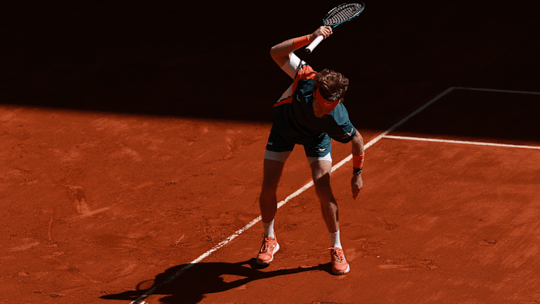 Defendendo o campeão de Madrid Andrey Rublev para Alexander Bublik