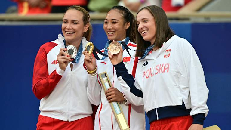 Zheng liderou um pódio que contou com a medalha de prata Donna Vekic e a número 1 do mundo Iga Swiatek, a quem ela derrotou nas semifinais.