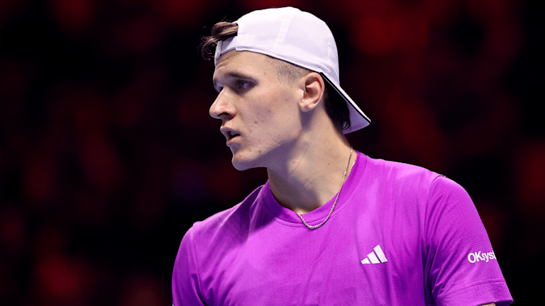 ASSISTIR: Jakub Mensik abalado com solicitação de teste de doping no meio da partida durante o Next Gen ATP Finals