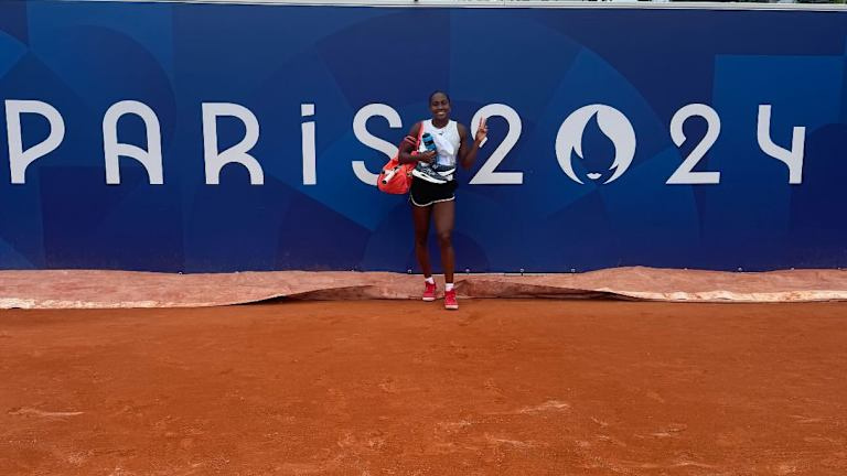 Kijk goed! Het's Coco Gauff going for the perfectly branded shot.