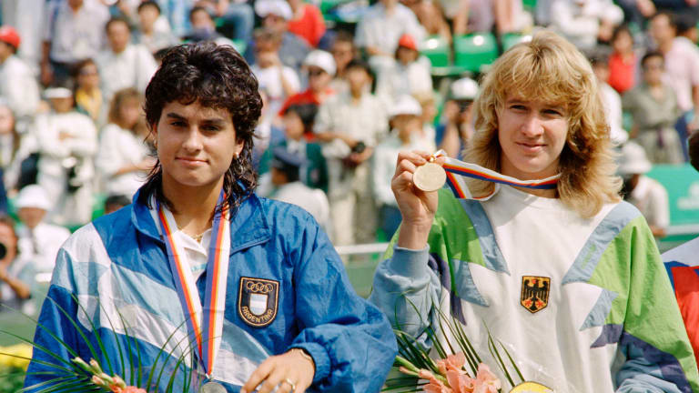 Steffi Graf 6:3, 6:3 nugalėjo Gabrielą Sabatini ir užbaigė „Auksinį kirtį“ 1988 m. vasaros žaidynėse Seule, Pietų Korėjoje.' return to the Olympic stage after 64 years.