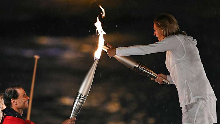 Si vous pensiez que c’était la fin de la relation avec le tennis, détrompez-vous. La double championne du Grand Chelem, directrice du tournoi de Roland Garros et héroïne française Amélie Mauresmo est sortie pour recevoir la flamme de Nadal.