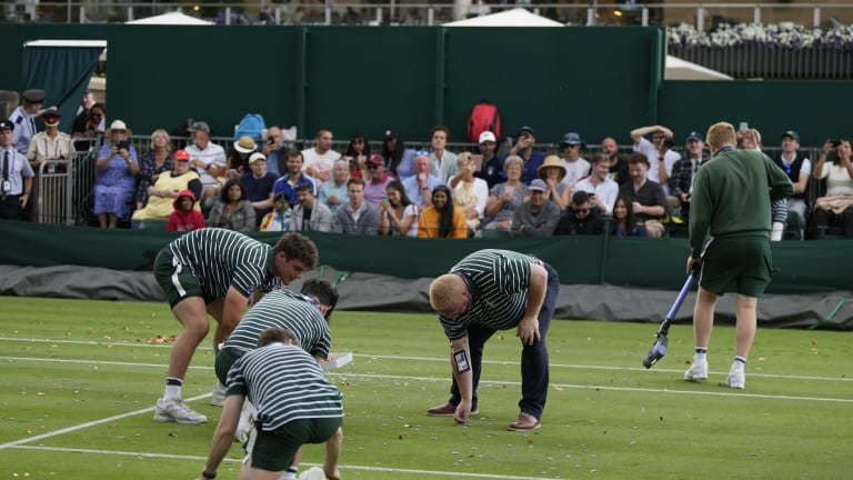 Tre demonstranter greps i Wimbledon efter att ha avbrutit matcher genom att kasta konfetti på banan