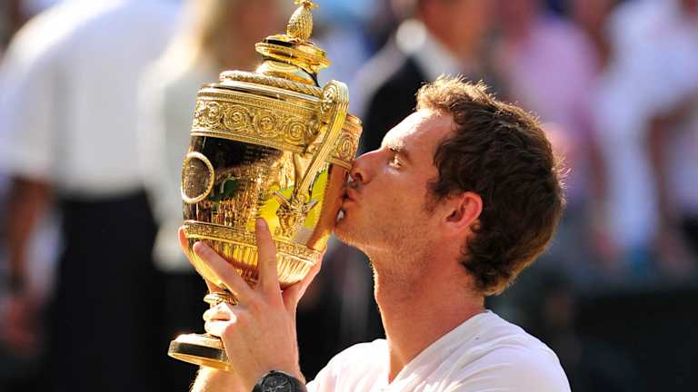 „Șaptezeci și șapte de ani de durere au fost șterse duminică”, a scris jurnalistul britanic Simon Cambers despre Andy Murray's cathartic Wimbledon conquest in 2013.