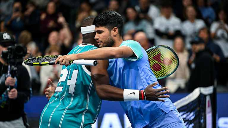 Frances Tiafoe și Carlos Alcaraz s-au îmbrățișat înainte de meci, înainte de a lăsa jocurile să înceapă.