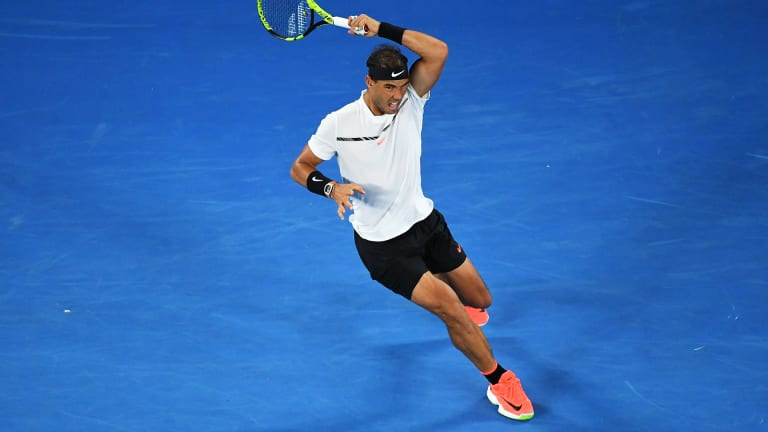 În timpul alergării către finala Australian Open din 2017, Nadal a tras forehands într-un amestec rece de alb și negru, cu un strop de roz neon.