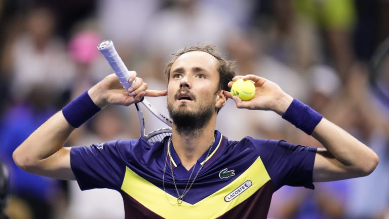 Daniil Medvedev vyradil obhajcu titulu z US Open Carlosa Alcaraza a dostal sa do finále. Djokovič čaká