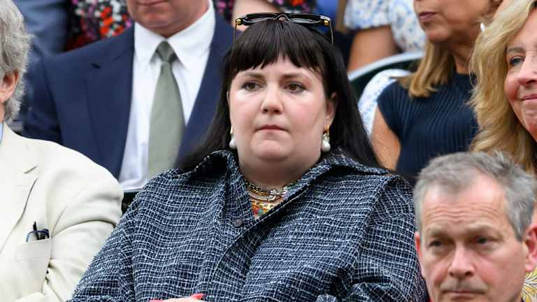 9. Günde, yazar ve yönetmen Lena Dunham koyu renkli bir ceketi renkli manikür ve kolyelerle süsledi.