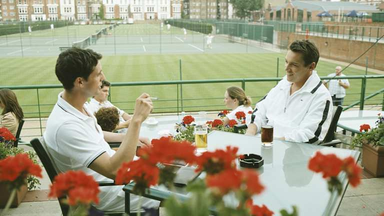 Jonathan Rhys Meyers (à droite) joue aux côtés de Scarlett Johansson à Match Point.