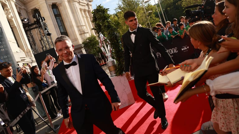 L'année dernière's winner Carlos Alcaraz presented Real Madrid star Jude Bellingham with the 2024 Breakthrough of the Year Award.