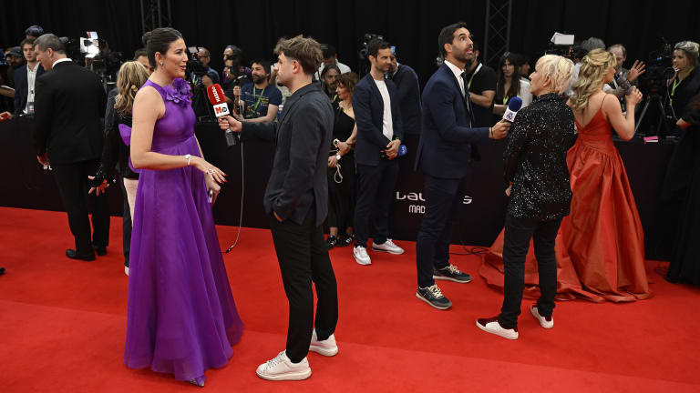 L'ambassadeur Laureus Garbiñe Muguruza (à gauche) répond aux questions des médias aux côtés de Martina Navratilova, qui a remis le prix de l'équipe de l'année avec Alessandro Del Piero.