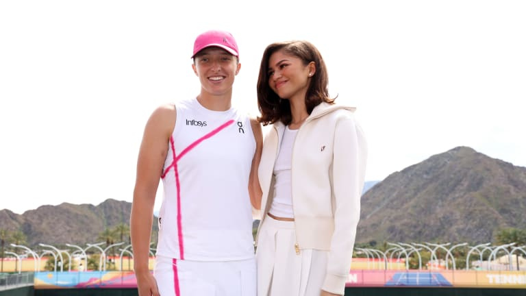 Swiatek y Zendaya posan para una sesión de fotos junto con la sesión de fotos oficial del trofeo, donde al No. 1 del mundo se le entrega el famoso trofeo de Baccarat.