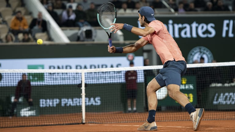 En avançant, Musetti a clôturé une volée du revers pour arracher un deuxième set serré à Djokovic.