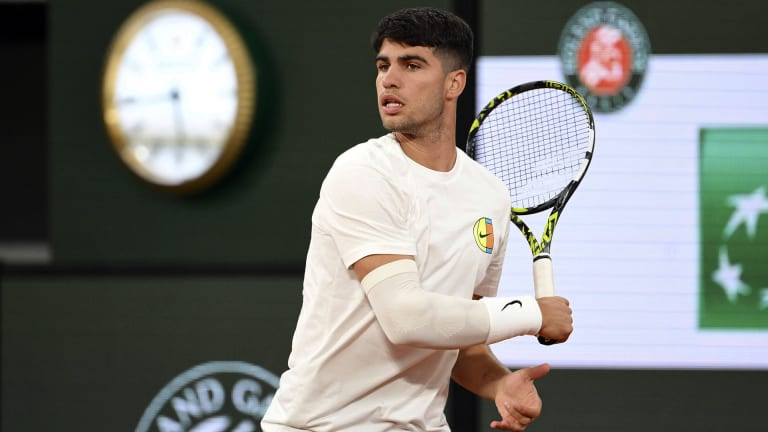 Alcaraz este văzut purtând o mânecă de compresie în timpul unei sesiuni de antrenament la Roland Garros.