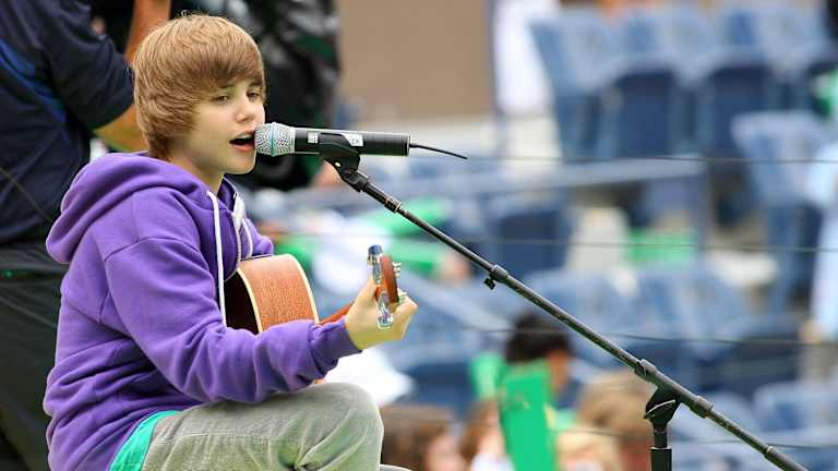 Spre deosebire de Taylor Swift, Justin Bieber a cântat la Arthur Ashe Kids Day (2009).