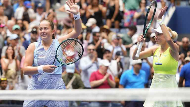'Manau, kad tai yra geras pretekstas šiek tiek atidėti!' Ostapenko (kairėje) sakė partneriui Kichenok per trofėjų ceremoniją.