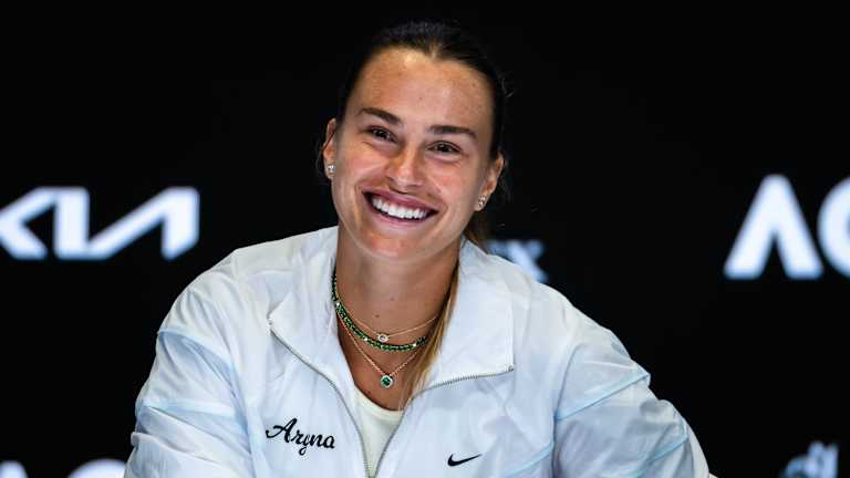 Dia da mídia AO de 2025: Sabalenka 'parece muito arrogante', Medvedev sugere 'coisas interessantes' e Zheng é 'o chefe'