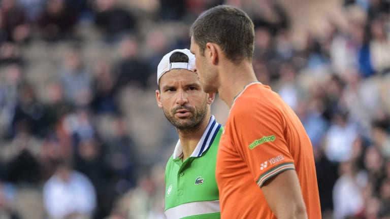 Después de que Dimitrov y Hurkacz hablaran, los buenos amigos chocaron las manos y el juego continuó.