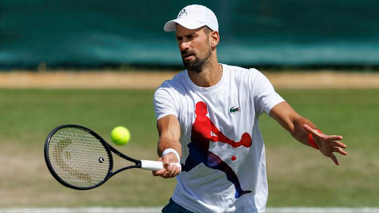 Panašu, kad mažasis Stefanas puikiai paruošė tėtį veiksmams, nes Džokovičius laimėjo tik trečiojo seto mirksėjimu 6-3, 6-4, 5-7, 7-5.