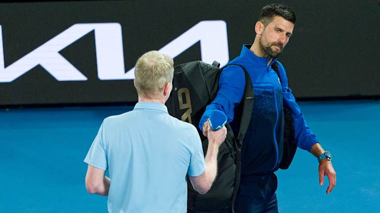 Nick Kyrgios e Elliot Loney transformam Novak Djokovic em apresentador desonesto com esquete de notícias falsas visando Tony Jones