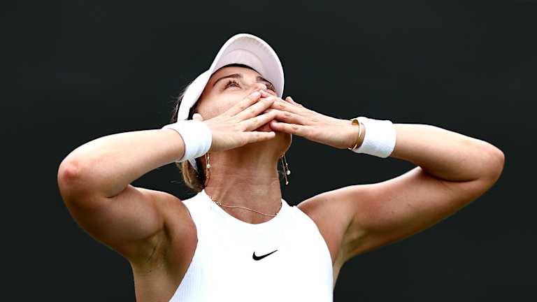 'Trotse' Stefanos Tsitsipas deelt een mooi moment met Paula Badosa na haar laatste overwinning op Wimbledon