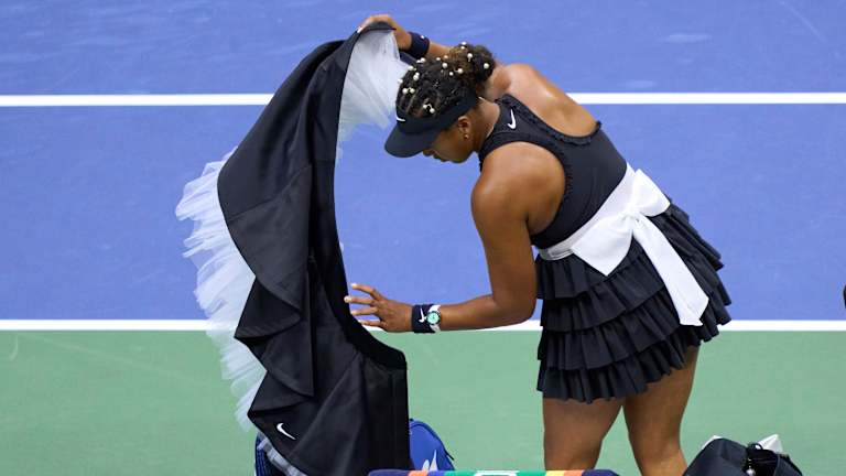 Osaka a fait ses débuts avec sa coupe US Open 2024 en vert lime, battant Ostapenko pendant la journée, mais a ensuite perdu contre Muchova alors qu'elle portait le design.'s night-session alternative.
